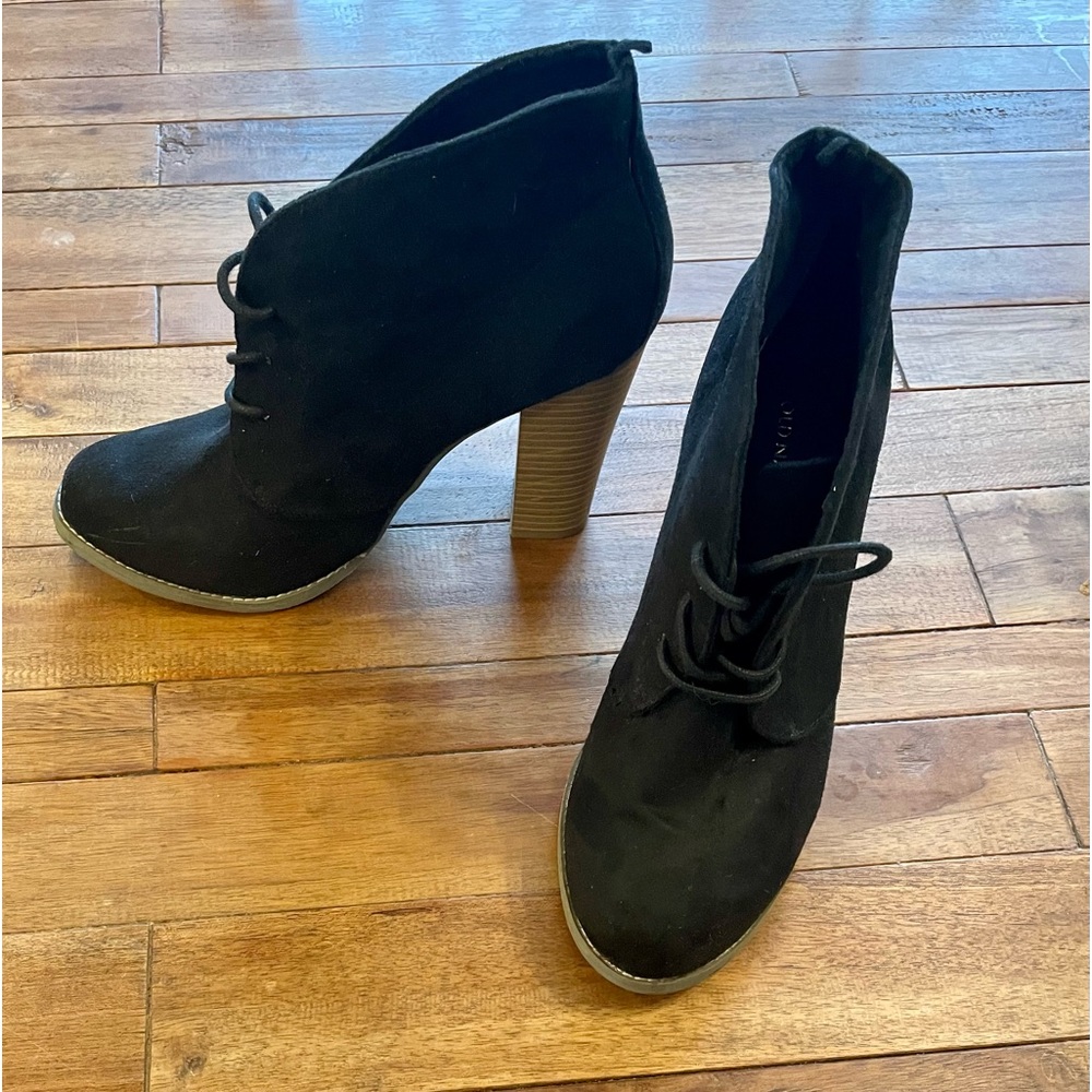 EUC Old Navy Black Suede Bootie Size 8, 4” Heel